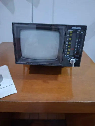 TV Portátil 5 7 Preto e Branco com Rádio AM/ FM Embassy TR-83 - Funcionando<br><br><br>
