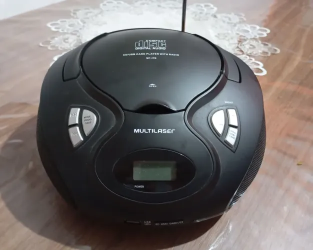 Rádio Boombox Multilaser SP-178 portátil com toca CD, visor digital, USB, cartão SD/MMC.