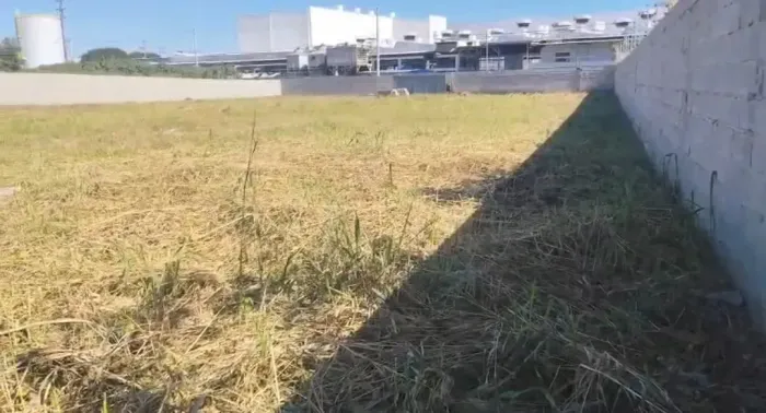Área Comercial  2.300 m²  em Civit