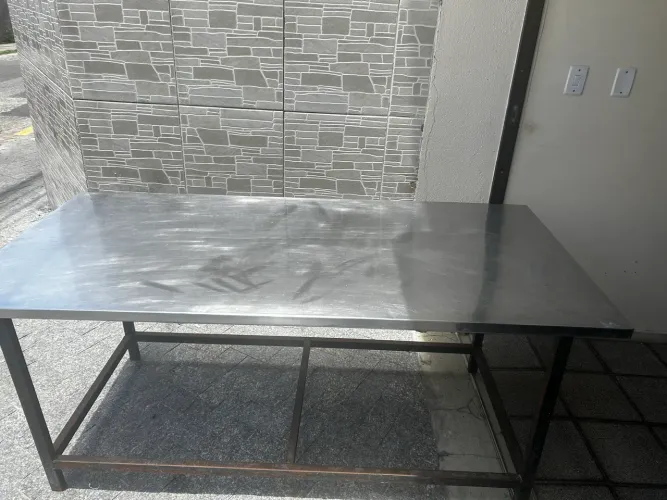 Mesa com tampo de INOX