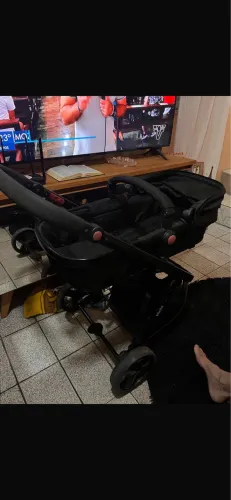 carrinho com bebê conforto