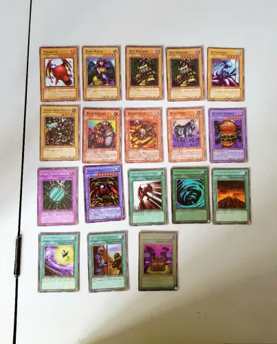 Yu-Gi-Oh! 18 cartas (TCG) de 1996 1° edição originais selo dourado 