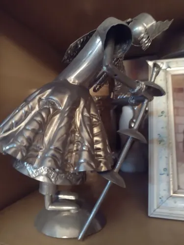 Objeto religioso em arte metálica bem detalhado