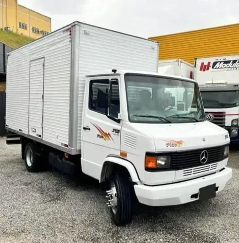 MB 710 Caminhão Baú 