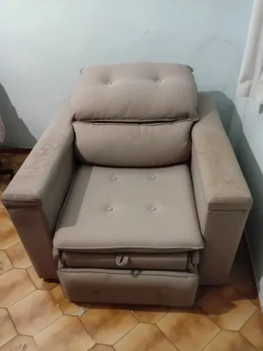 Poltrona do papai, com marcas de uso, precisa lavar, mais está perfeito.