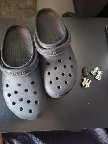 Crocs preta + Jibbitz (9 MASC/11 FEM)