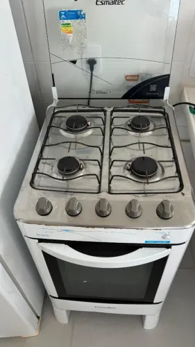 Fogão seminovo Ágata com acedendor automático