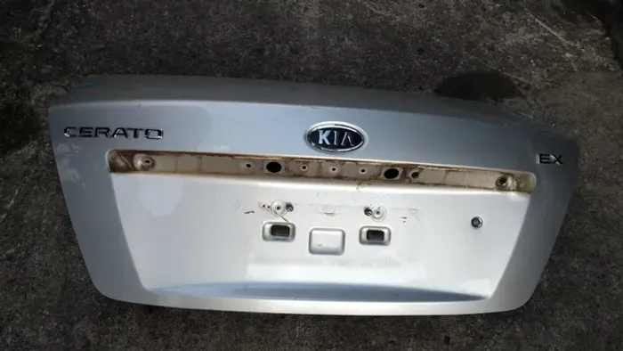 Tampa traseira Kia Cerato, ano 2008, com emblemas