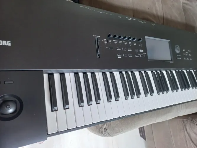 Teclado korg Nautilus 73  teclas troco por Yamaha Montage 