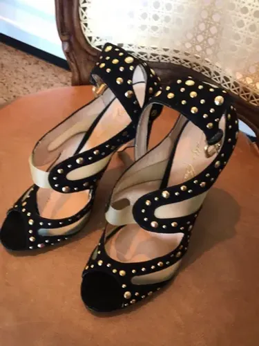 Sandalia marca Schutz tamanho 39