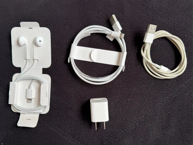 Kit de acessórios para iPhone - Fones de ouvido, cabo e carregador