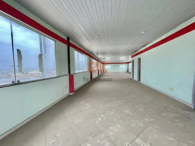 Andar corrido com 180m² com 02 banheiros com box e chuveiro.
