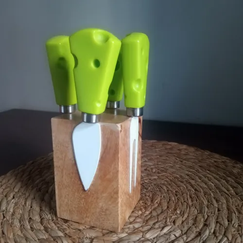 Conjunto de Facas para Queijo em Madeira
