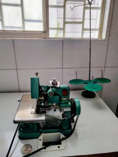 Máquina de costura overlock