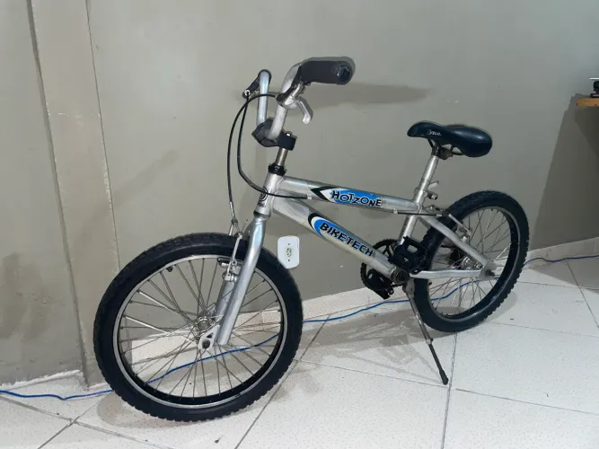 Bicicleta prata bmx (descrição)