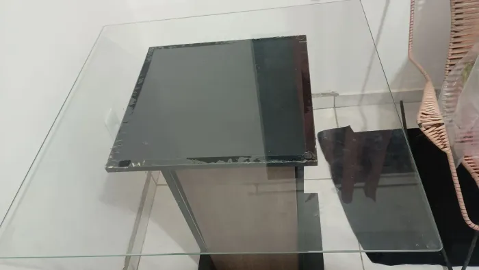 Mesa de MDF com tampo de vidro e 4 cadeiras 