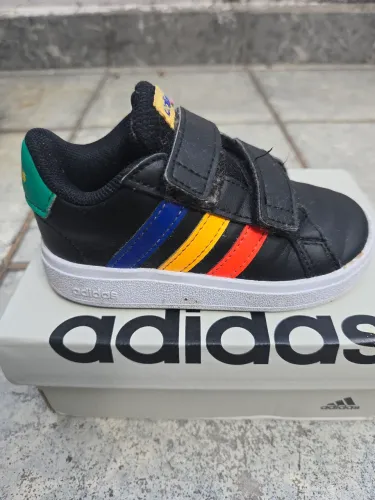Tenis adidas e nike 