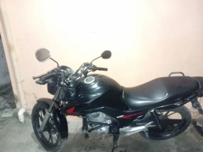 Fan 160 2021 moto muito bem cuida oq tá vendo no taque foi uma película do plástico 