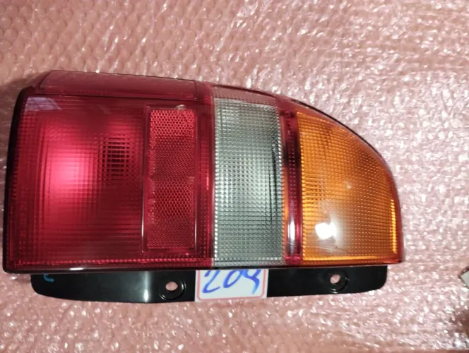 Lanterna esquerda GM Tracker Vitara 1998/2005 original GM KOITO nova com detalhe CD 209