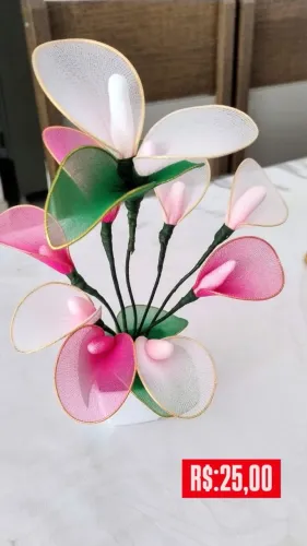 Arranjo de flores copos de leite de meia de seda 