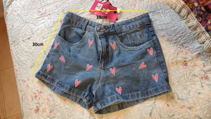 Short jeans novo com bordados de coração rosa tamanho 40