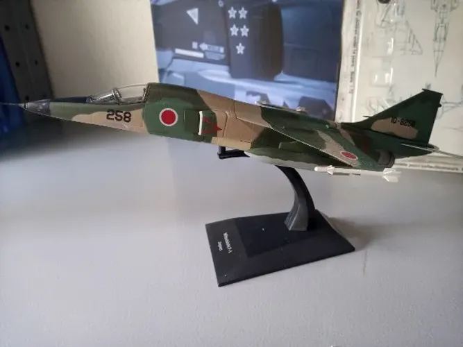 Miniatura de avião de combate Mitsubichi F-1 Japão (1:72) - já exposto, em ótimo estado,