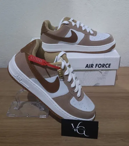 Tênis Air Force 1 Branco com Detalhes Marrom em Camurça