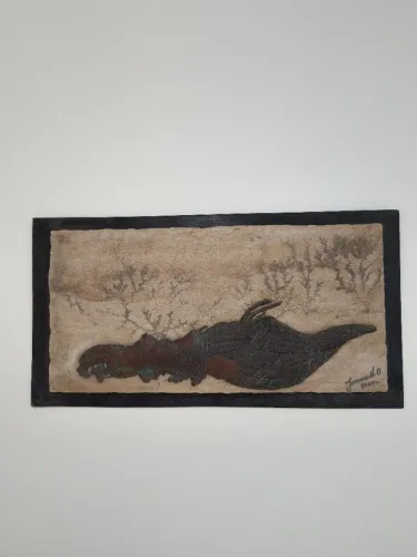 Quadro antigo com escultura em bronze e pedra fossificada