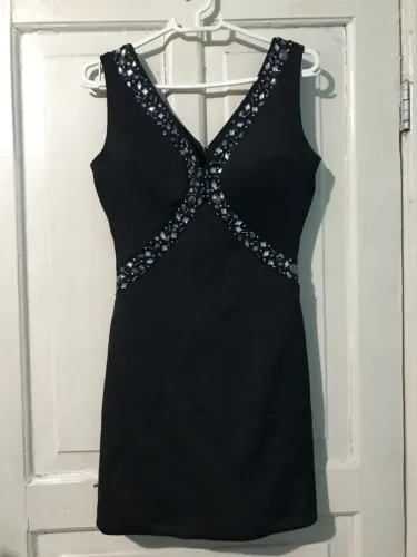 Vestido preto com detalhes em brilho TAM PP - para adolescentes