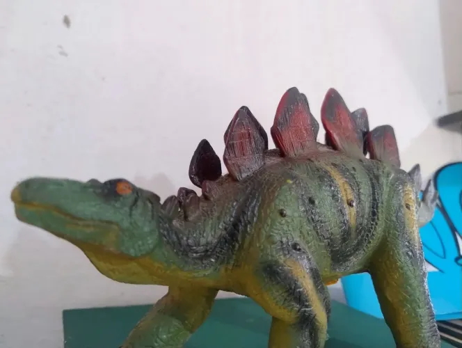 Dinossauro de brinquedo Stegosaurus e vários outros