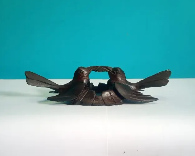 Antigo e lindíssimo cinzeiro escultural em Jacarandá com pássaros