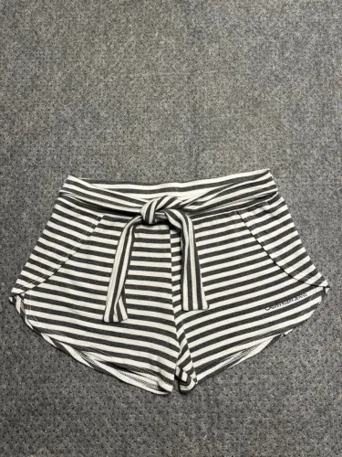 Shorts Calvin Klein Jeans Infantil Listrado forma pequena.