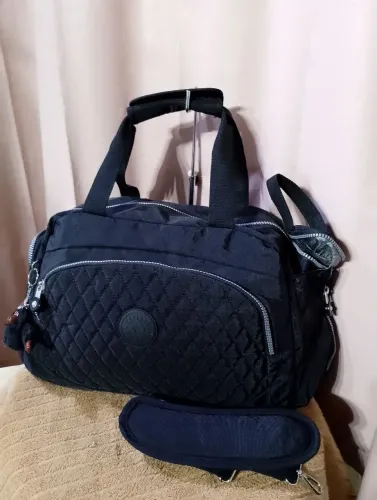 Bolsa feminina moderna com necessaire inclusa
