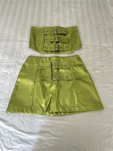 Conjunto Saia e Top Cropped Verde Limão Holográfico com Fivelas - R$ 99,00