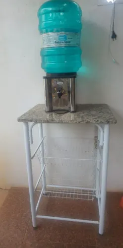 Bebedouro de água com galão e suporte