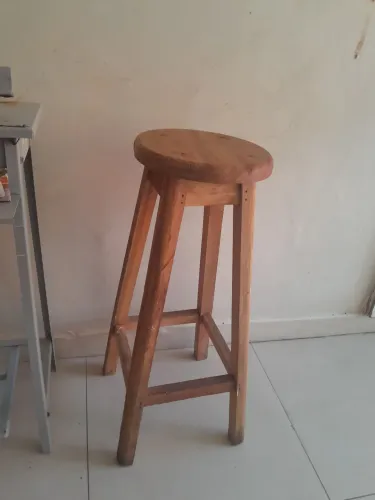 Banco de madeira alto