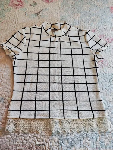 Vendo blusa com detalhes na barra