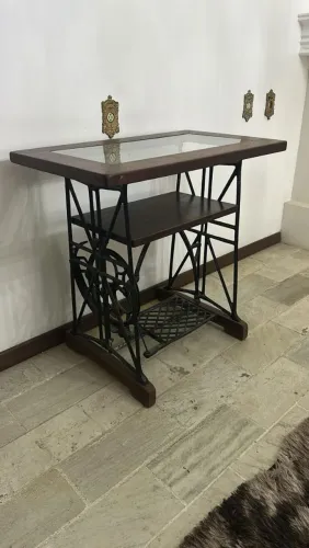 Mesa com Pé Modelo Aranha de Maquina de Costura Antiga.