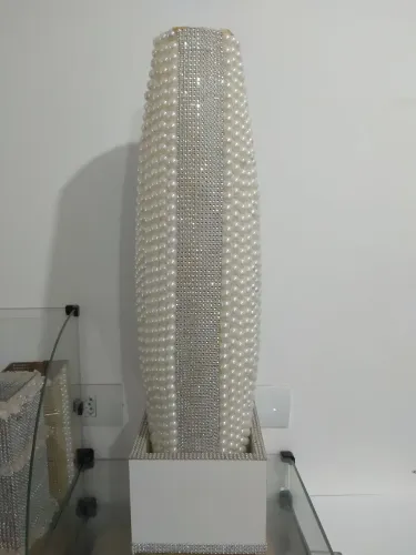 Vaso de vidro com perola e telá prata