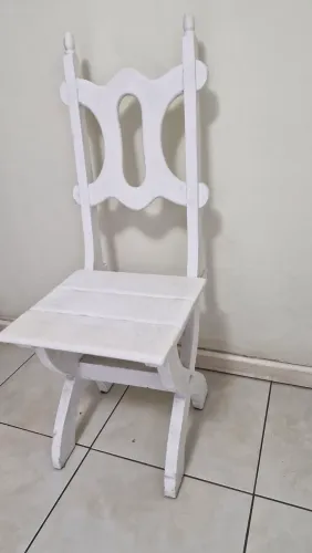 Cadeira de madeira cor branca Clássica?
