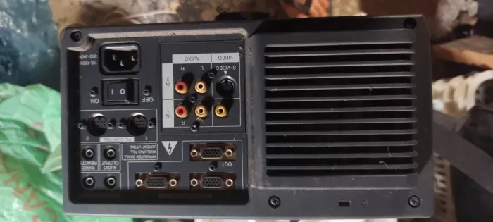 Relíquia Projetor Sharp. ( S/ controle e precisa trocar a lâmpada).