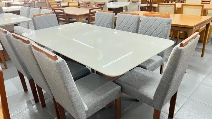 Mesa de jantar com 8 cadeiras de madeira