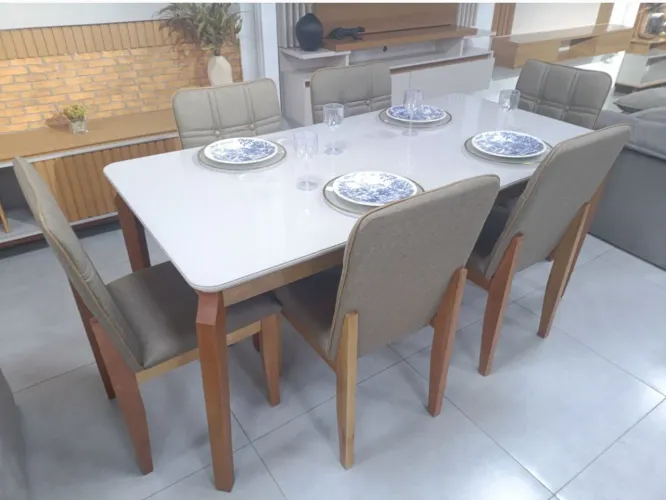 Mesa de jantar alegra com cadeiras em madeira maciça