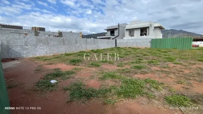 Terreno em condomínio de luxo à venda em Atibaia-SP, na Vila Santista, com 360m² de área!