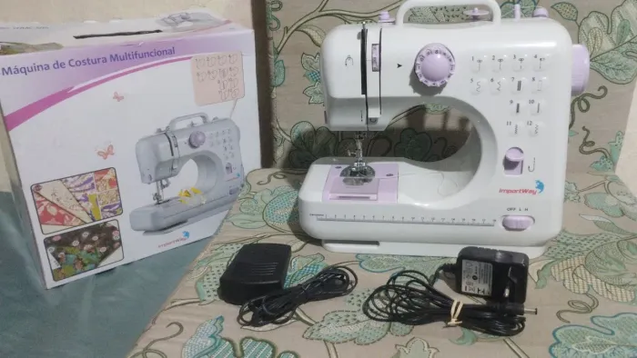 Máquina de Costura Multifuncional Semi Nova