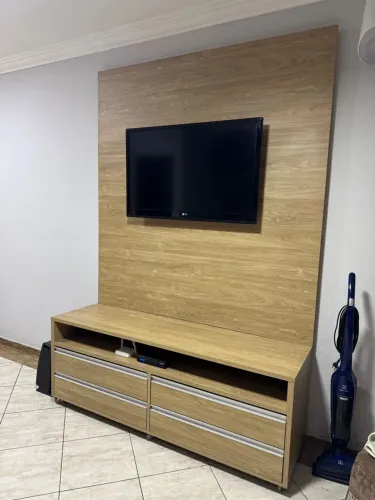 Rack com painel para TV com 4 gavetas 