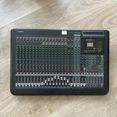 Mesa de Som YAMAHA GP24X - 24 Canais