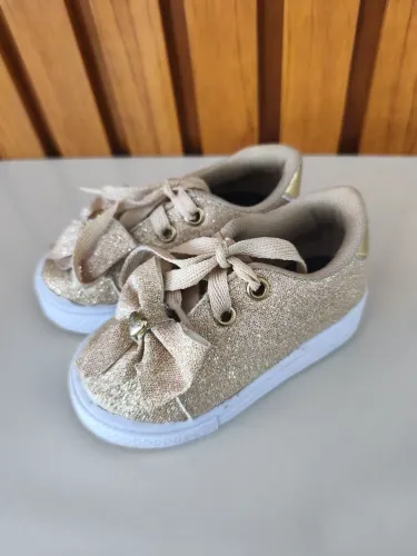 Tênis Infantil Dourado com Laço N°20/21 - Conforto e Estilo!