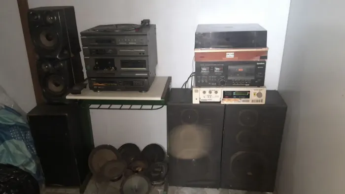 Lote de aparelhos de som antigos no estado