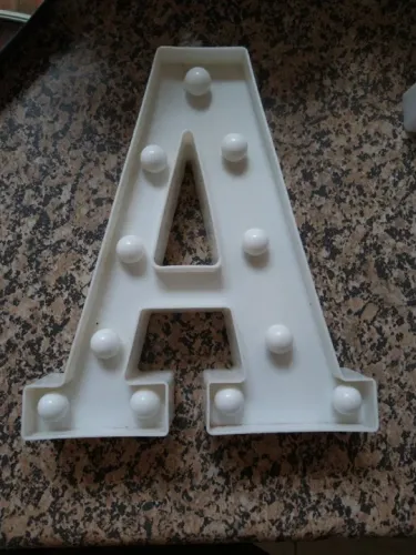 Letras Brancas A e D com iluminação a pilha